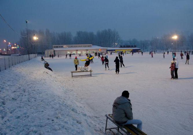 Zimná zábava je klzisko na ostrovoch dovolenky v Krasnojarsku, vytvorené s veľkou láskou pre deti a dospelých.