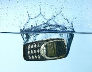 Čo ak telefón spadol do vody?